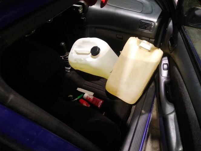 Auto na kradzionych blachach kanistrami z benzyną, a w kieszeni amfetamina