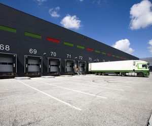 Systemy przeładunkowe – ważny element w procesie logistycznym zakładu produkcyjnego
