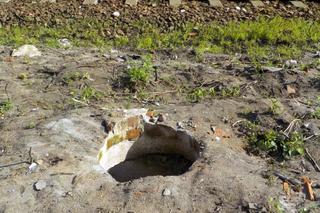 O krok od tragedii na Grochowie. Piekielnie głębokie dziury bez żadnego zabezpieczenia