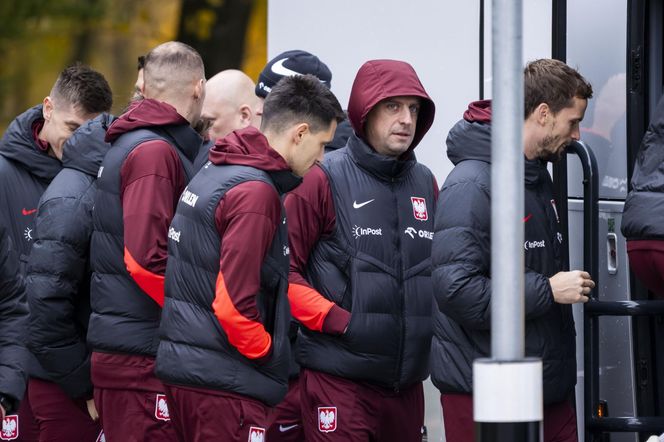 Reprezentacja zmokła na spacerze. Lewandowski się krył przed deszczem