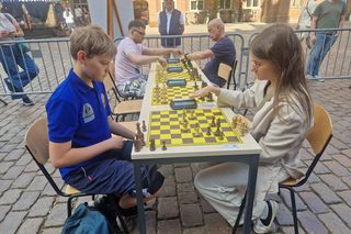 Szachiści opanowali centrum Torunia. Turniej błyskawiczny na Rynku Staromiejskim