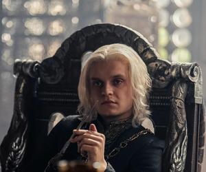 Tom Glynn-Carney jako król Aegon II Targaryen.