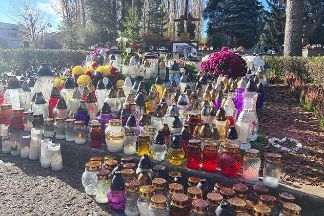 Rzeszów. Ogrom zniczy na mogile Tadeusza Ferenca [GALERIA]