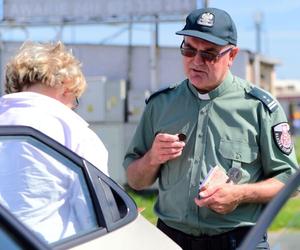 Nietypowa akcja policji. Ksiądz nawracał kierowców. Książeczki i breloczki zamiast mandatu