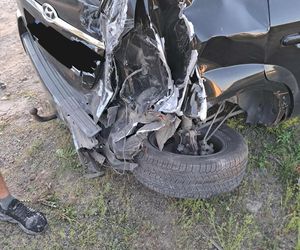 W Młynku kierowca ciągnika siodłowego z naczepą wjechał na posesję. Dwie osoby ranne