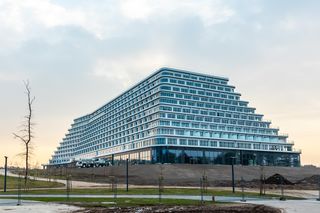 Hotel Gołębiewski w Pobierowie przypomina z daleka ogromny okręt pasażerski