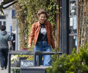 Małgorzata Socha stroi miny przy bajglu