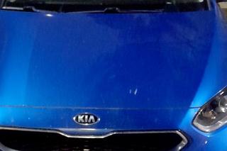 Nagi mężczyzna skakał po masce samochodu w centrum Bydgoszczy. Mówił, że wszystko przez dziewczynę