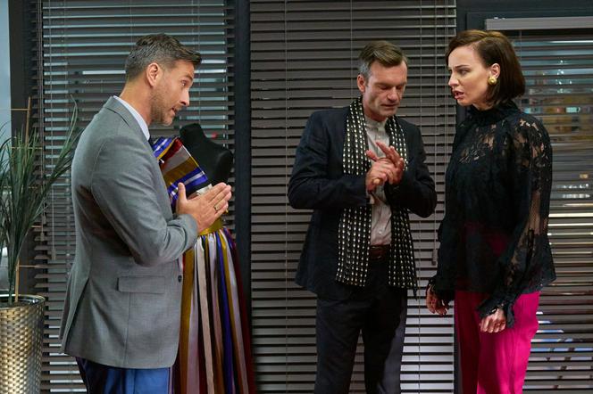BrzydUla 2 sezon odc. 52. Marek (Filip Bobek), Aleks Febo (Mariusz Zaniewski), Paulina (Maja Hirsch)