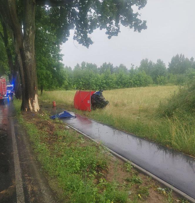 Śmiertelny wypadek koło Olsztyna. 29-latka wjechała w drzewo 