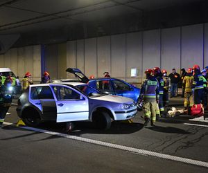 Pożar i dachowanie auta w tunelu POW