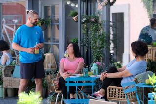 M jak miłość odc. 1685. Aleksandra (Małgorzata Pieczyńska), Iwona Kryńska (Hanna Śleszyńska), Tymon (Mateusz Lisiecki)