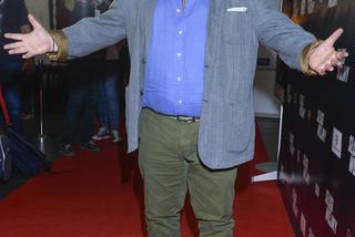 Paweł Królikowski chodzi w czapce 