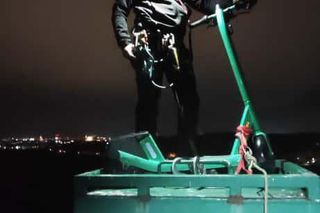 Tak parkują w Krakowie. Hulajnoga elektryczna na szczycie kładki nad Wisłą