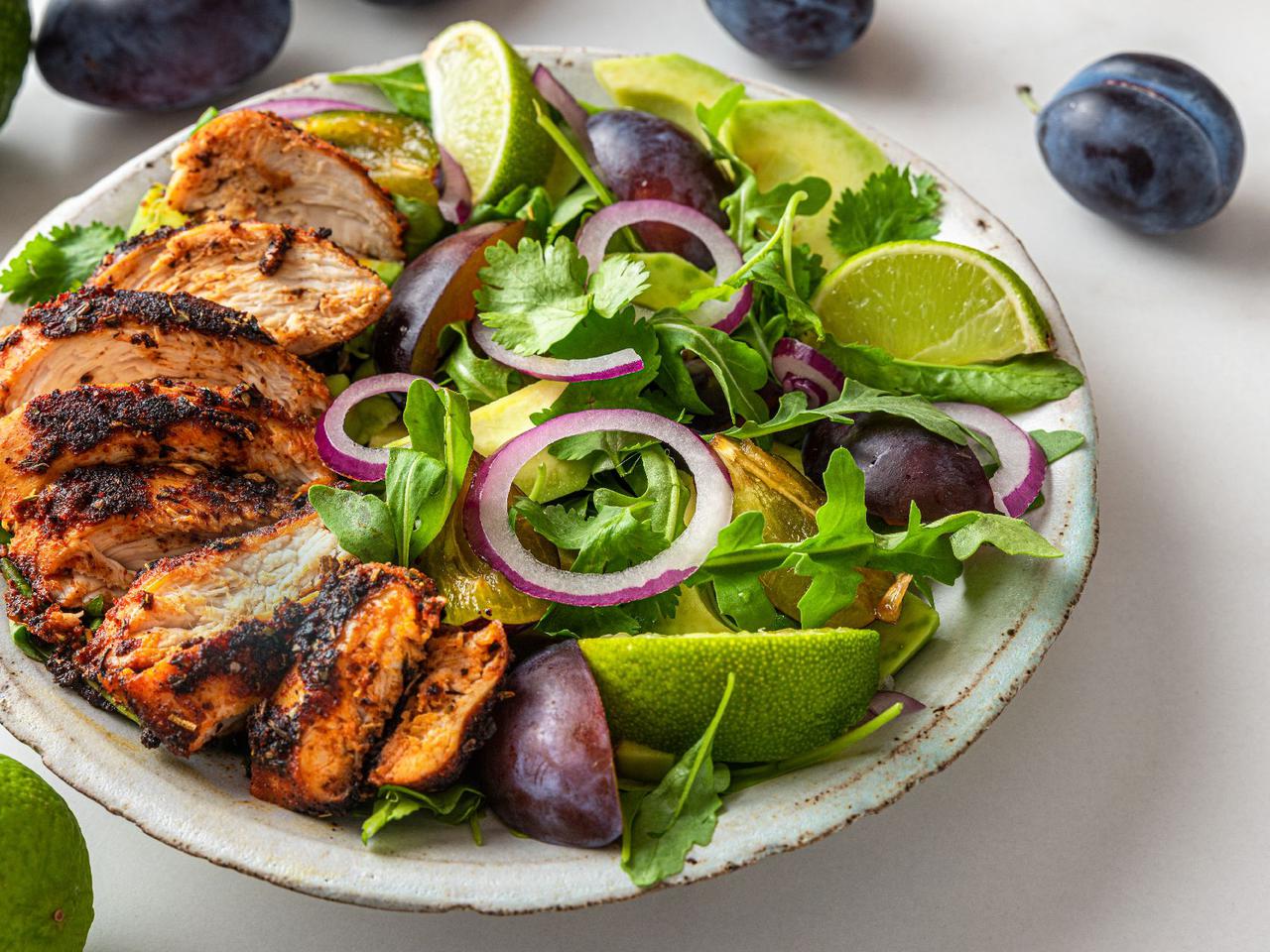 Sałatka na ciepło z grillowanym kurczakiem i śliwkami - pokochasz ją od pierwszego kęsa!