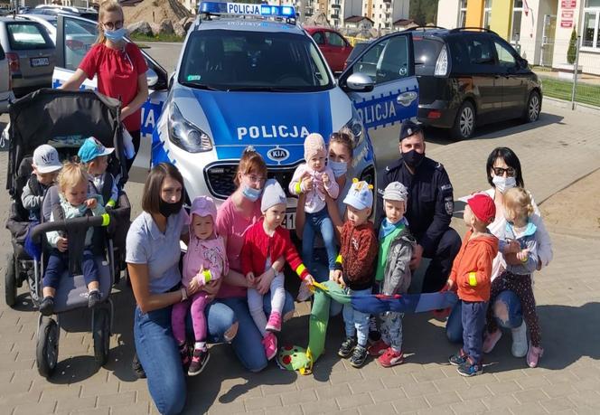 Policjant kupił dzieciom odblaski