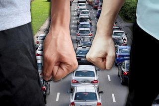 Bójka kierowców na środku drogi! Prowadzący BMW w stanie ciężkim. Tak doszło do awantury