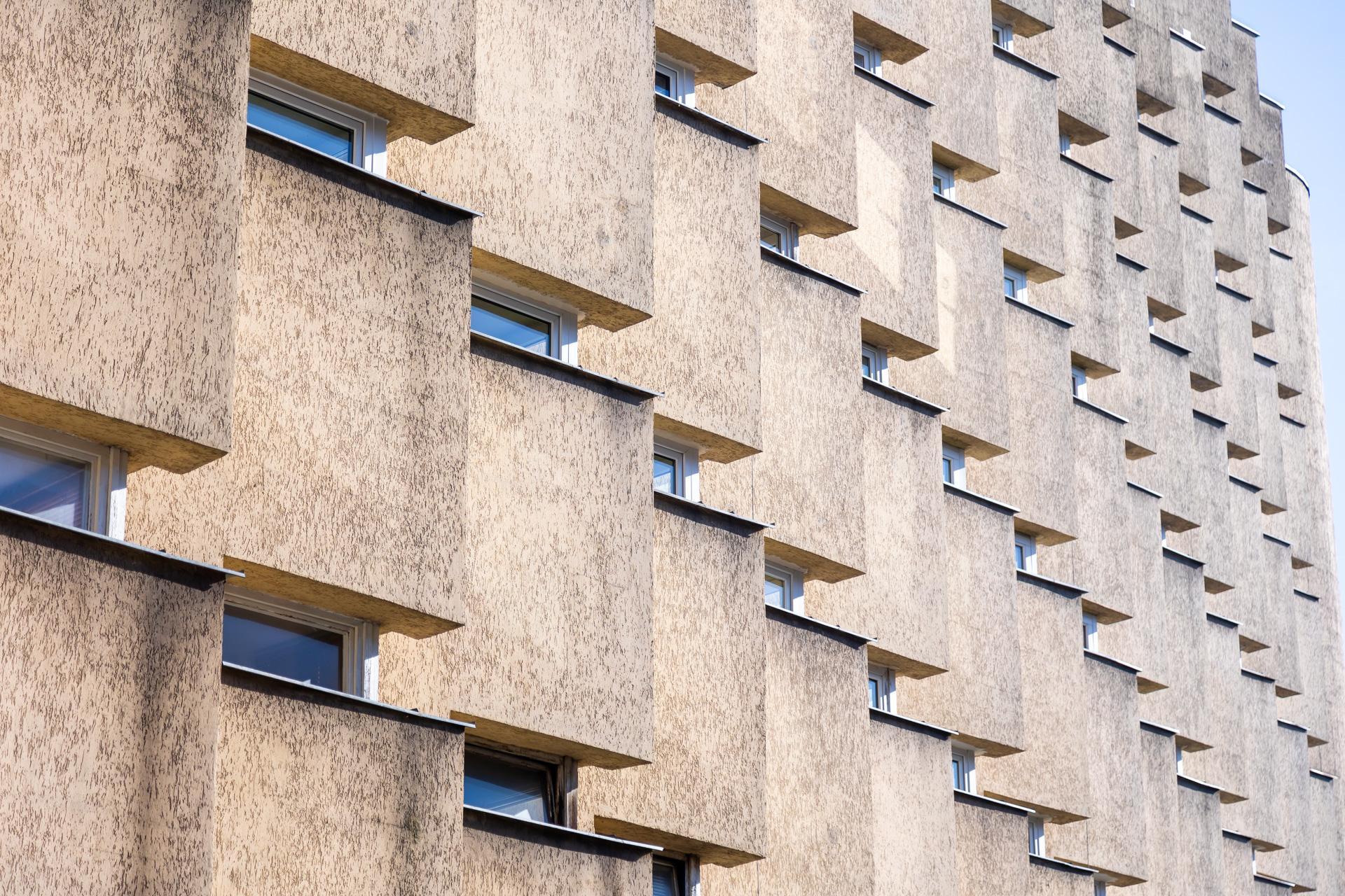 Blok PRL na ul. Koziej 9 - zobacz budynek, który z zmienia się wraz z punktem widzenia