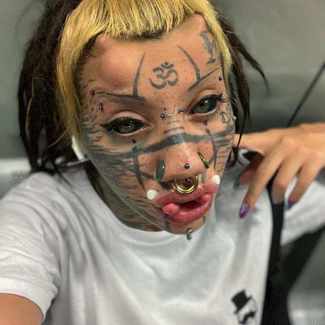 Ta dziewczyna myśli, że jest kotem. Ma 72 kolczyki, zmodyfikowaną twarz i rozszczepiony język. Szokujące zdjęcia! 