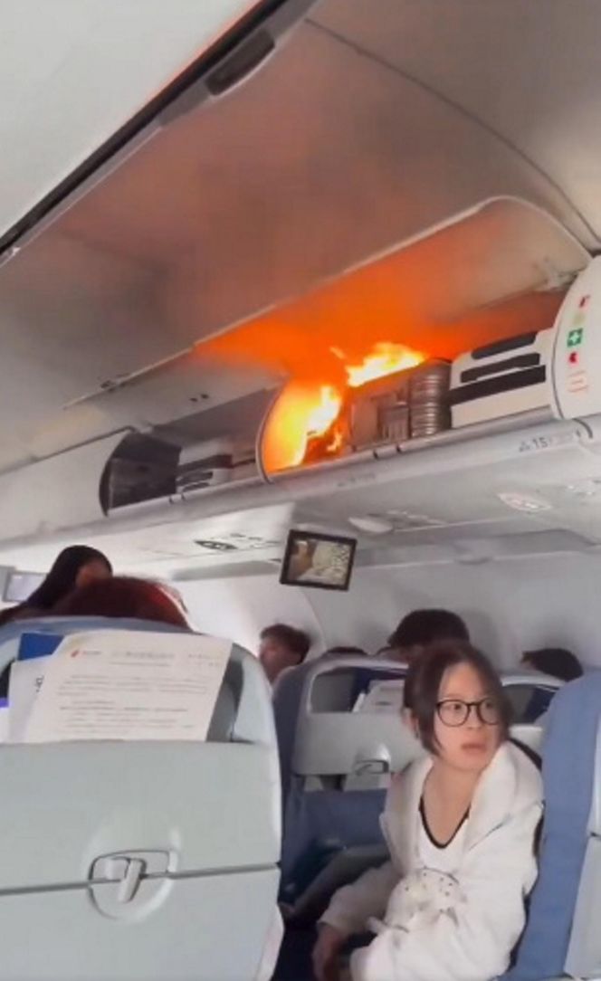 Pożar w samolocie pełnym ludzi! Płomienie buchały tuż nad głowami