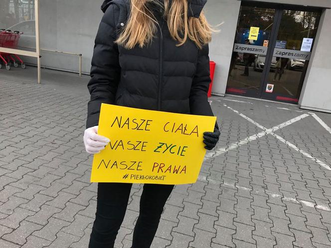 Mieszkanki Otwocka protestują w kolejce do sklepu