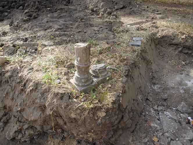 Niesamowite odkrycie w parku! Z ziemi wykopali nagrobek sławnej osoby [FOTO]