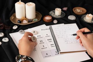 Przeklęta data urodzenia. Na osoby, które urodziły się tego dnia spadnie potężna klątwa. Zostanie im zabrane, coś bardzo cennego. Przed tym nie można uciec 