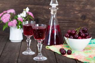 Kieliszek owocowego wina na zdrowie: ekspert radzi