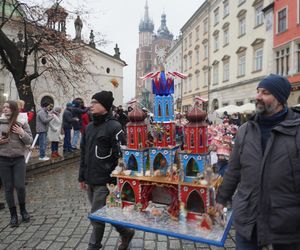 Wystawa szopek na Rynku Głównym w Krakowie przed 82. edycją konkursu