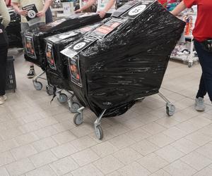 Tajemnicze wózki w Auchan w Olsztynie. Sprawdziliśmy, co było w środku. Zobacz zdjęcia!