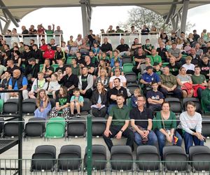 Kibice na otwarciu stadionu w Starachowicach