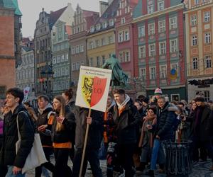 Maturzyści zawładnęli rynkiem we Wrocławiu. Po raz 23. zatańczyli Poloneza dla Fredry