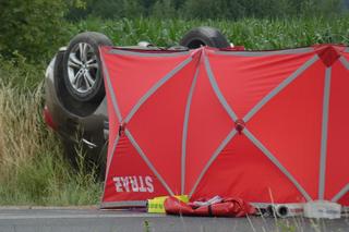 Tragedia na początku wakacji. Rozbite samochody i dachowanie. Kierowca nie miał szans
