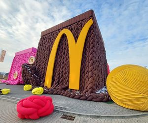 McDonalds w Ustroniu przywdział… sweterek! Niezwykła dekoracja stała się hitem sieci