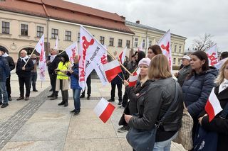 Pikieta w Kielcach przeciw zwolnieniom w MOPR