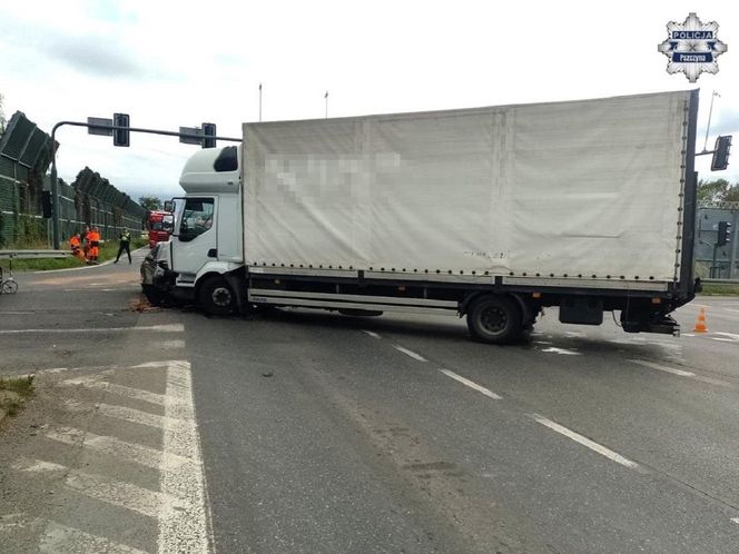 Kraksa na drodze krajowej. Kobieta w szpitalu po zderzeniu z ciężarówką