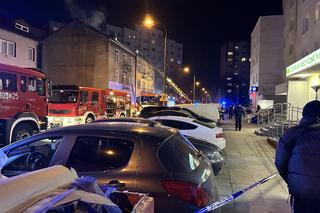 Wielki dym i ogień na Targówku. Pożar kamienicy, w akcji strażacy