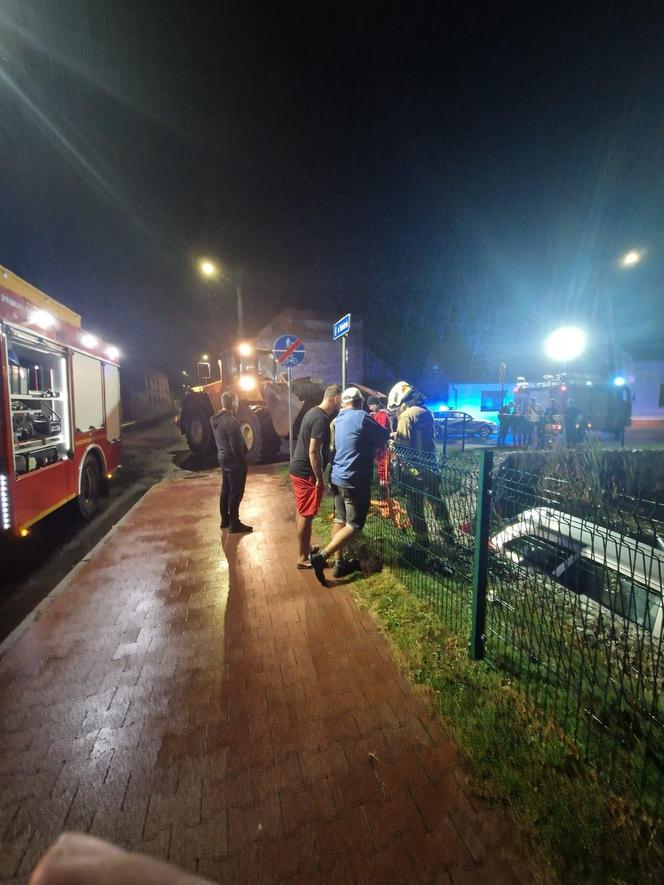 19-latek nie zapanował nad autem i wpadł do stawu! Policja ujawnia szczegóły [ZDJĘCIA]