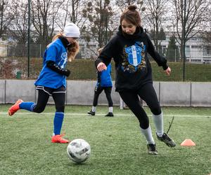Czy dziewczynki mogą grać w piłkę nożną? Jasne! Zbliża się kolejny darmowy trening z Wisłą Płock