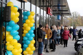 Otwarcie Centrum Handlowego Maxim w Legionowie. Tłum szturmował sklepy, klienci chcieli wejść z drzwiami