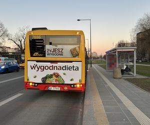 Tragiczne potrącenie w Warszawie. 16-latka została wciągnięta pod autobus. Wstrząsające szczegóły 