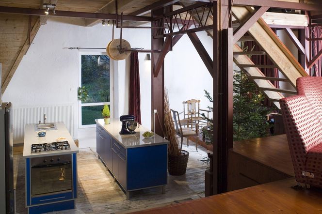 Wnętrza z podestem i podłogą na różnych poziomach