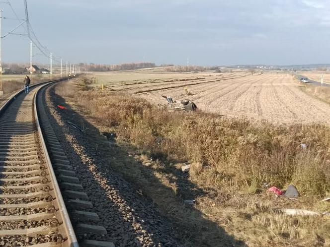 ZAKLIKÓW. Tragiczny wypadek na przejeździe kolejowym. Nie żyje kierowca osobówki
