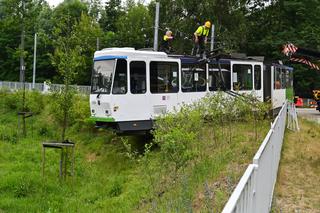 Tramwaj przebił się przez barierki przy pętli Las Arkoński! Są ranni 