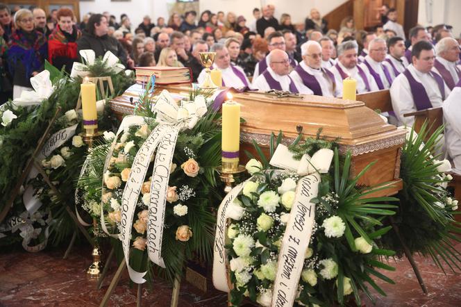 Tysiące ludzi pożegnało tragicznie zmarłego księdza Piotra Pławeckiego. Wzruszające ZDJĘCIA
