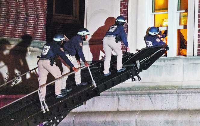 Policja odbija kampusy