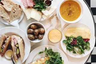 Gdzie zjeść śniadanie w Warszawie? Oto najlepsze miejsca na rozpoczęcie dnia! [GALERIA]