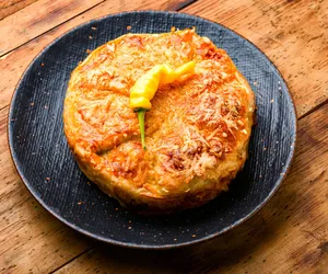 Włoski placek z wołowiną i kiełbasą