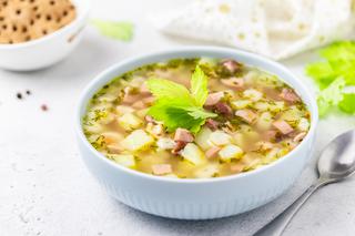 Tania zupa z makaronem i parówkami: łatwy przepis na sycące pierwsze danie
