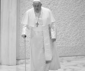 Papież Franciszek nie żyje.